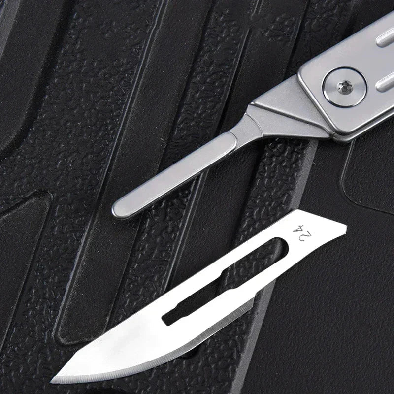 🔪 50% RABATT NU! ✨ Portabel Fällkniv i Rostfritt Stål - Inkluderar 10 Klingor för Skärning & Överlevnad 🎯🌲