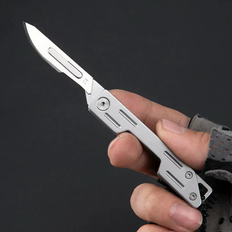 🔪 50% RABATT NU! ✨ Portabel Fällkniv i Rostfritt Stål - Inkluderar 10 Klingor för Skärning & Överlevnad 🎯🌲