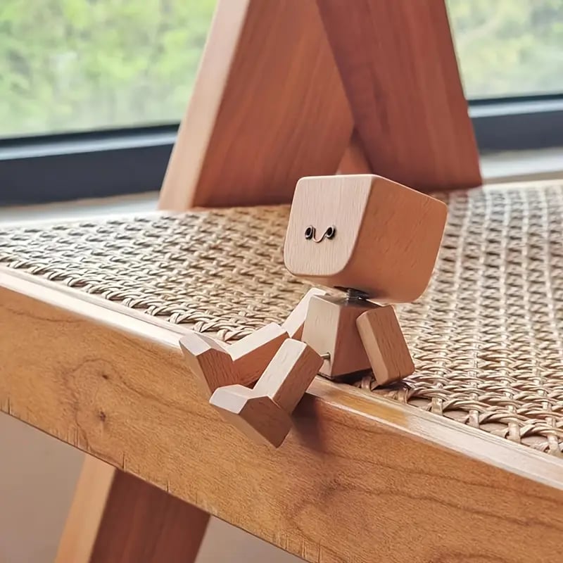 Charmig liten träfigur som svajar med 12 magnetiska uttryck