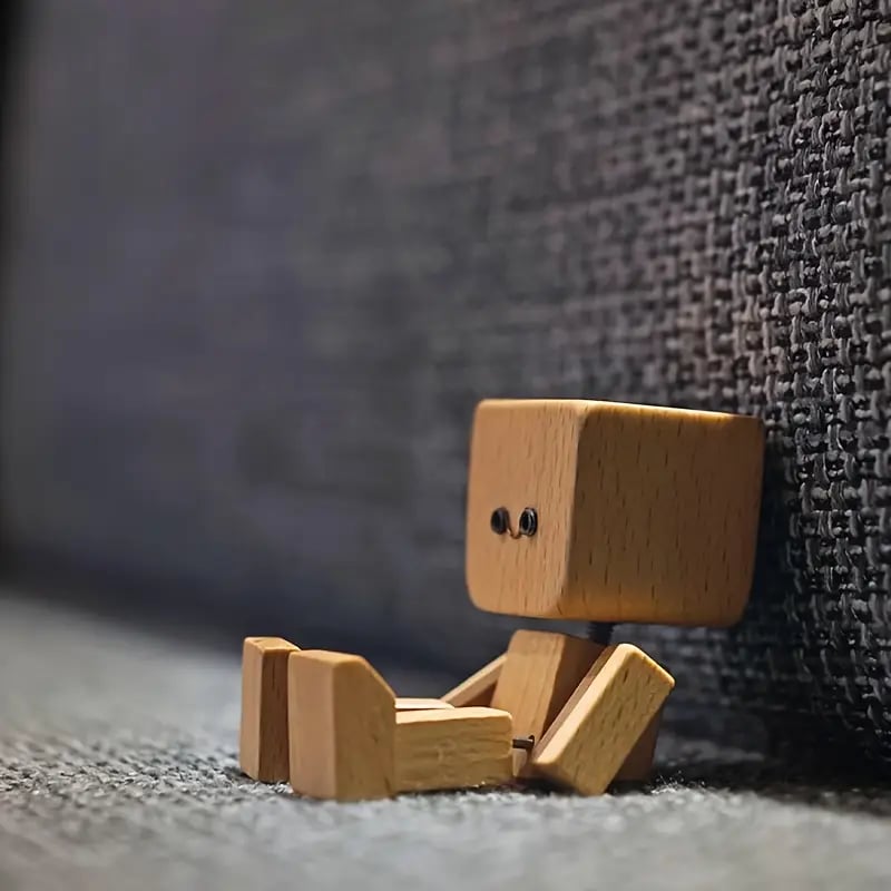 Charmig liten träfigur som svajar med 12 magnetiska uttryck