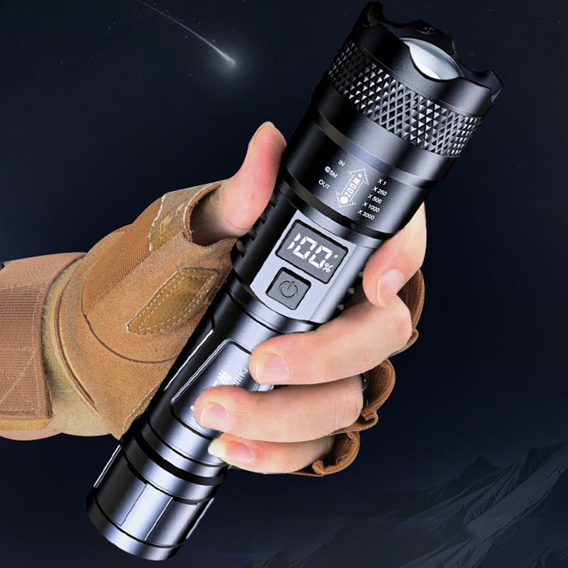 🔦 KÖP 2, FÅ 1 GRATIS! ✨ Bärbar LED Ficklampa – Justerbar Fokus, Vattentät & Perfekt för Utomhusnödläge ⚡📦
